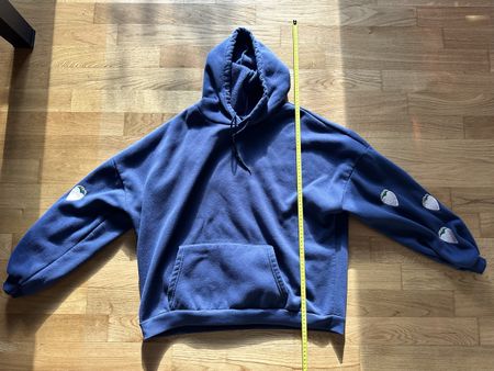 Kapuzenpullover blau mit Erdbeer-Applikation 