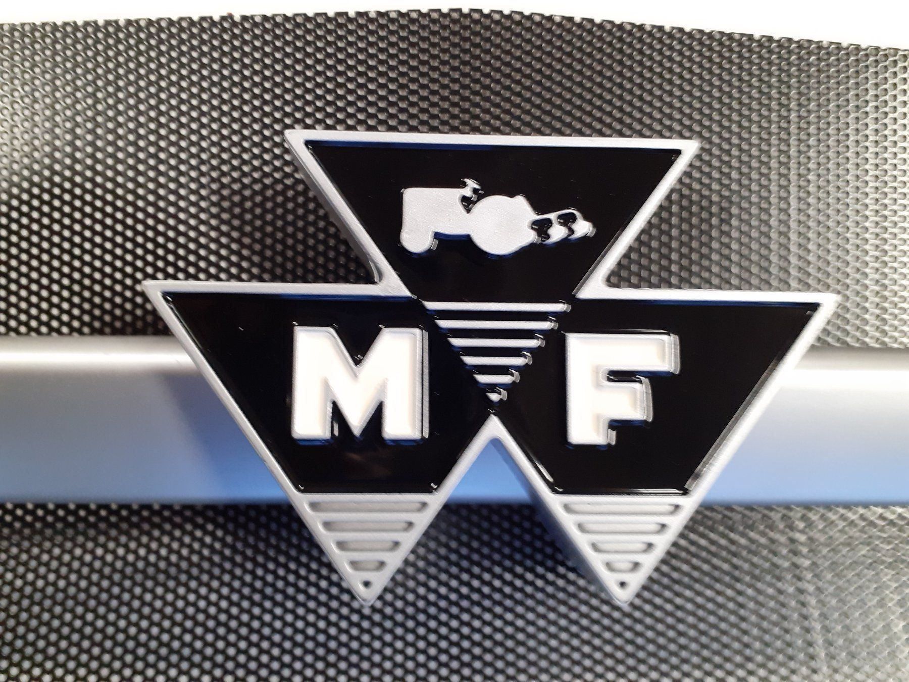 Massey Ferguson Trattori: MF Emblem – Nuovo (secondo la descrizione) da Rothenthurm venduto da mf-schuler
