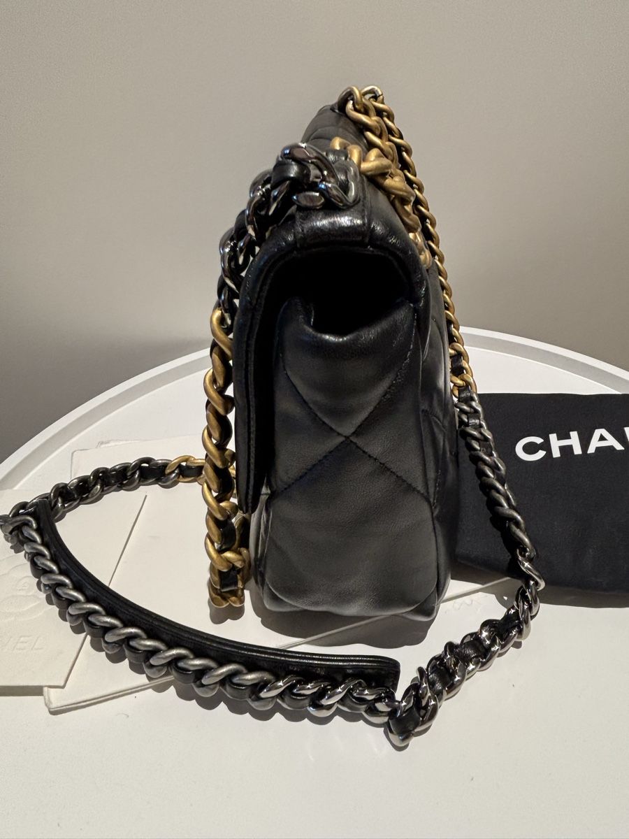 Chanel Borse da donna: CHANEL 19 Handbag Medium in Black Lambskin Practically  New – Nuovo (secondo la descrizione) da Winterthur venduto da Atelier.W 8