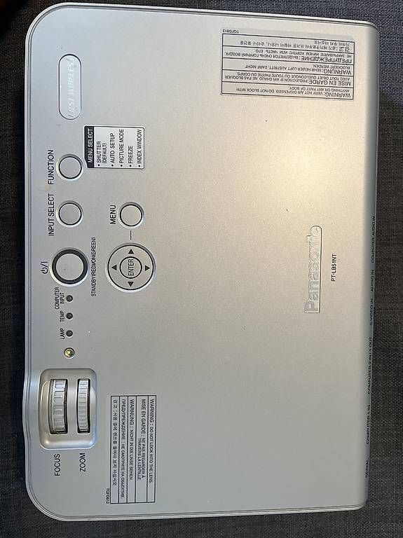 Panasonic Proiettori: Alter Beamer für einfachen Gebrauch – Usato da Zürich venduto da Tahim 1