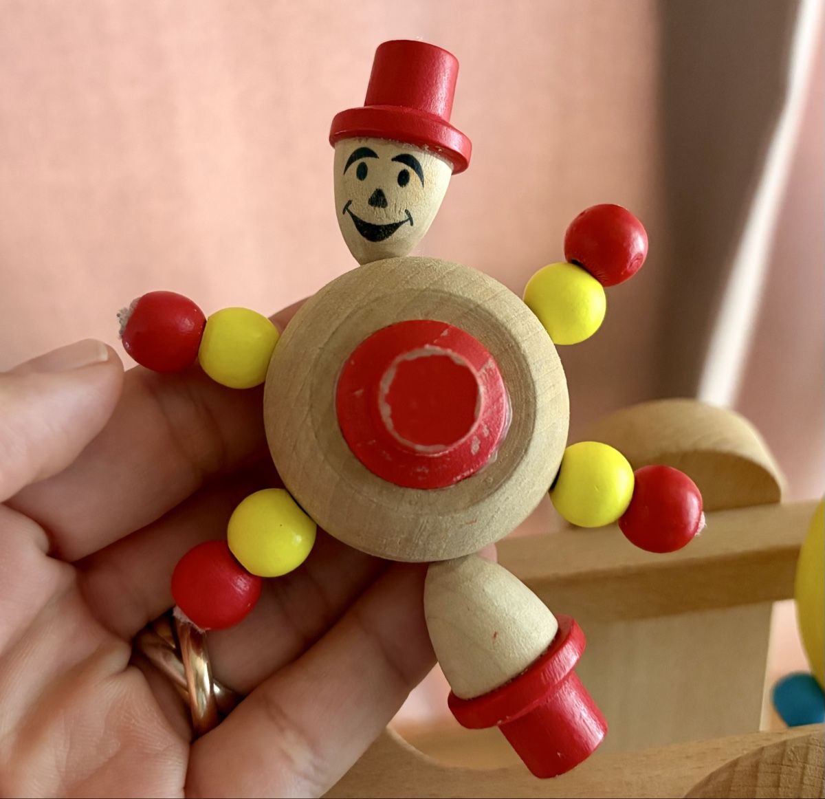 Spielzeuge: Beluga Holz-Rasselständer – Gebraucht aus Uster von Luna.R 3