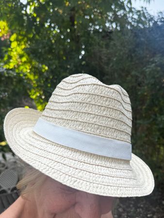 33 neue Sommerhüte en bloc – 24 mit weißem Band, 9 ohne Band