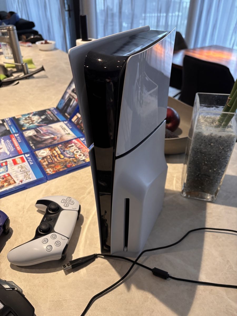 Sony Console: PS5 Konsole mit 2 Controllern & Games – Usato da Würenlos venduto da Challenger727 2