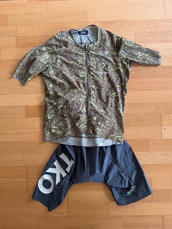 Pas Normal Studios Canottiere & Pantaloni: Pas Normal Studios T.K.O. Kit - Men - Jersey L & Bibs M – Usato da Zürich venduto da mariusgrieder