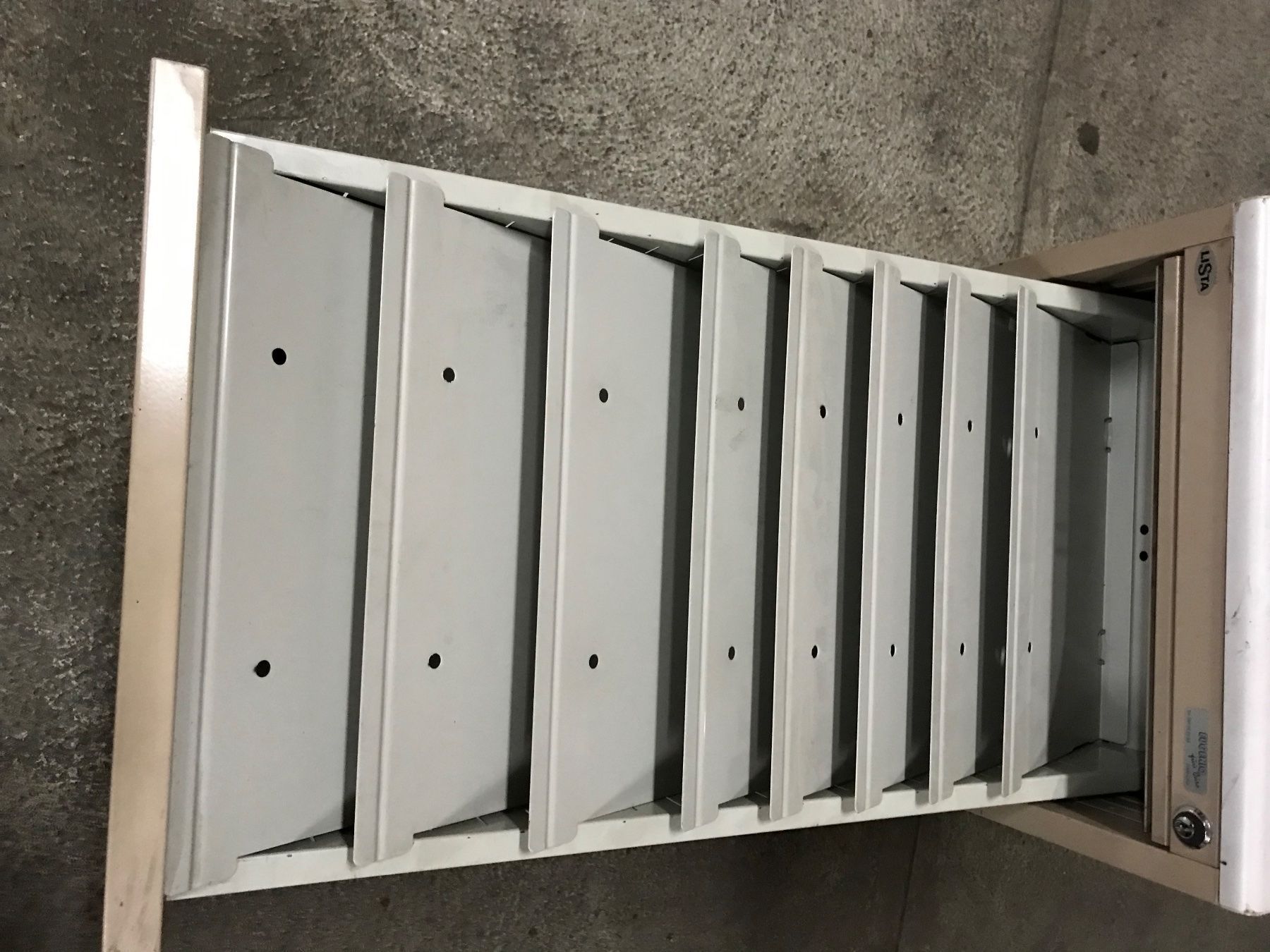 Scrivanie: Bürotisch Meistertisch mit Korpus – Usato da Schaffhausen venduto da MesicMotors 2