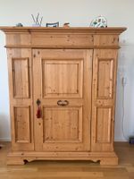 edler Kleiderschrank aus massivem Kiefernholz gebraucht