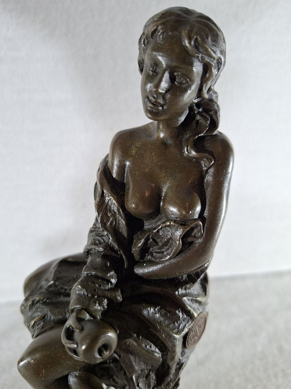 Sculture & Statue: Bronze  Dame auf Stuhl ein Apfel in der Hand – Usato da Grindelwald venduto da carro5 5