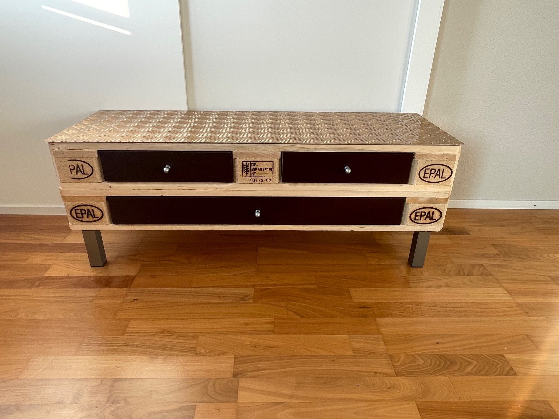 Pallets: TV Möbel / Sideboard aus Palette – Nuovo (secondo la descrizione) da Dübendorf venduto da Airplane