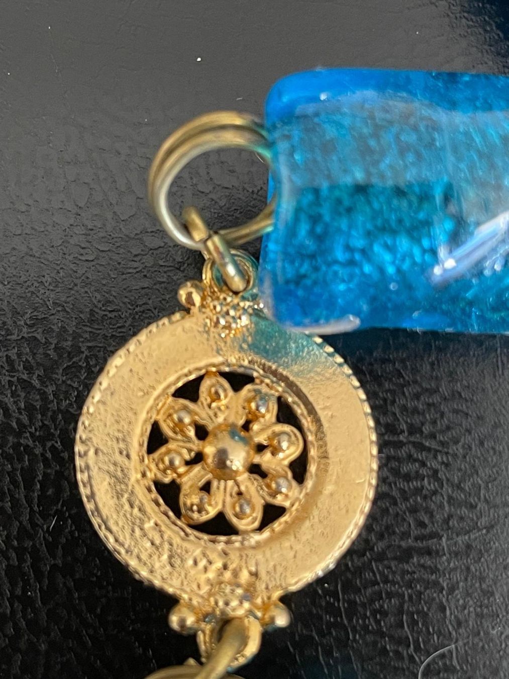 Catenine: Blaue Glas-Kette mit Golddetails – Usato da Schwerzenbach venduto da Tamama 1