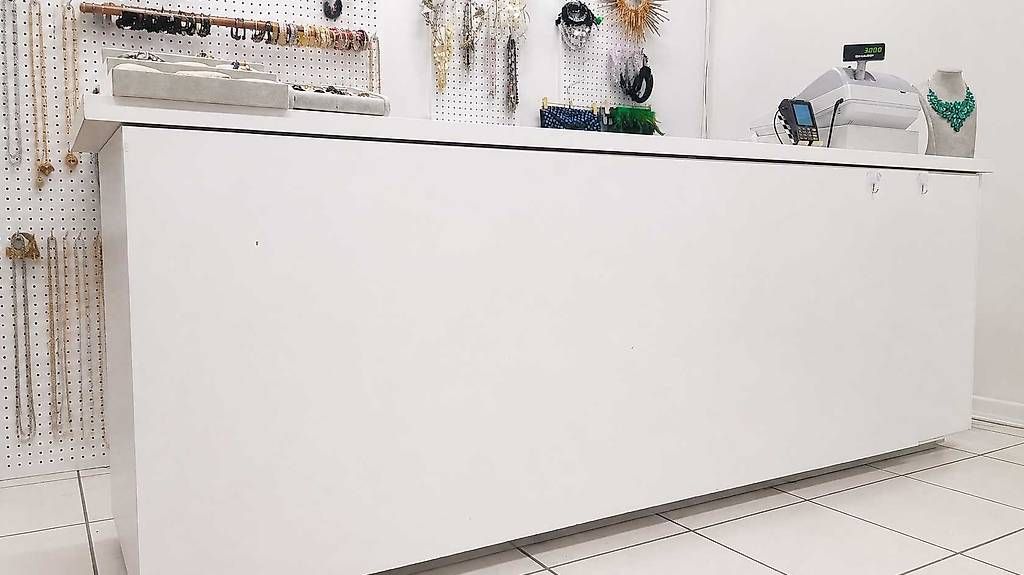 Equipement de magasin & Foires: Weisse Verkaufstheke  – D'occasion à Zürich par iriada 1