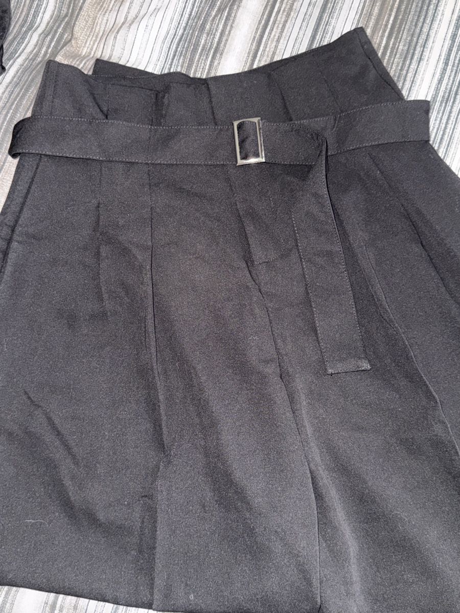 Pantaloni: Schwarze Culotte-Hose mit Gürtel – Usato da Schlieren venduto da kle_dis 2