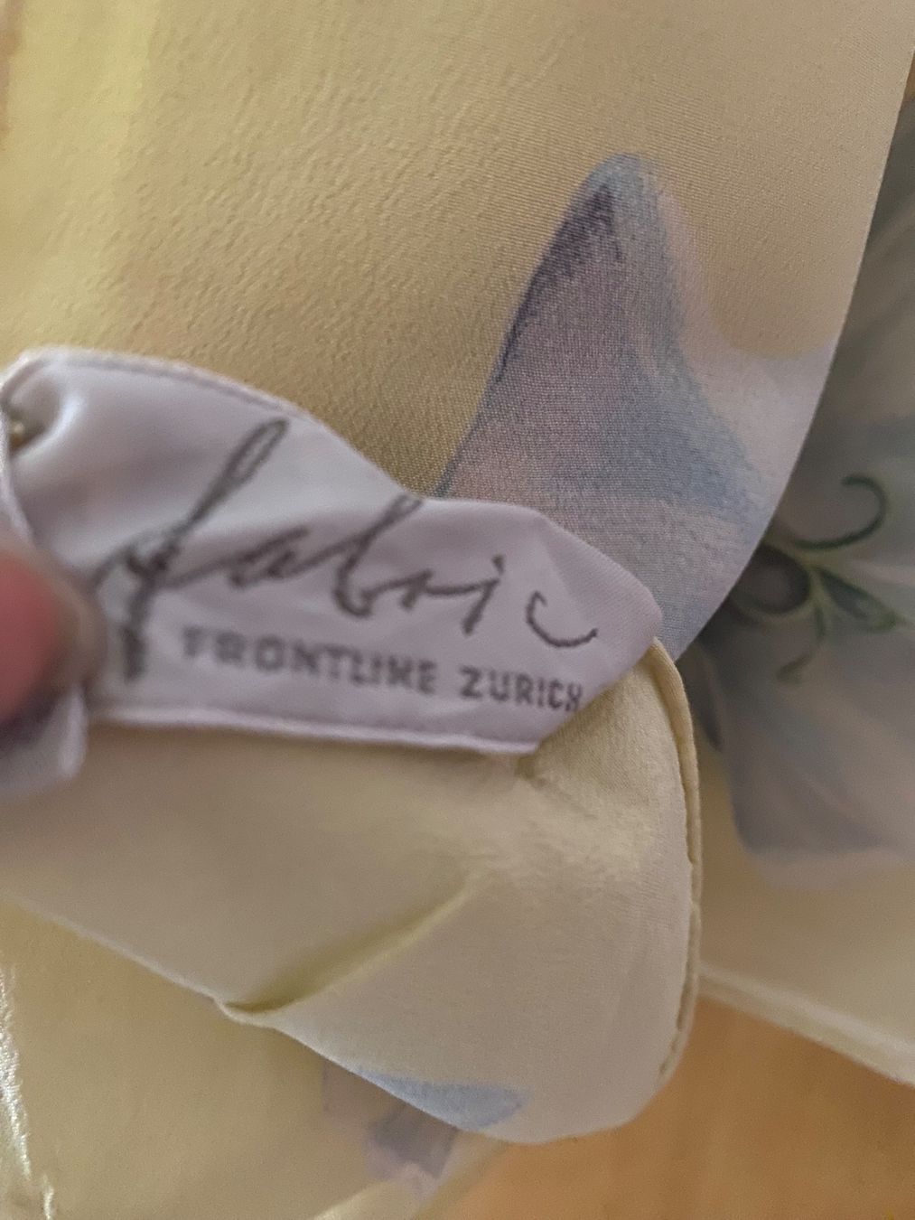 Fabric Frontline Foulards, Tücher & Schals: Fabric Seidenfoular 120x160 – Gebraucht aus Russikon von Honolulu-2019 3