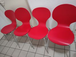 4 rote Essstühle