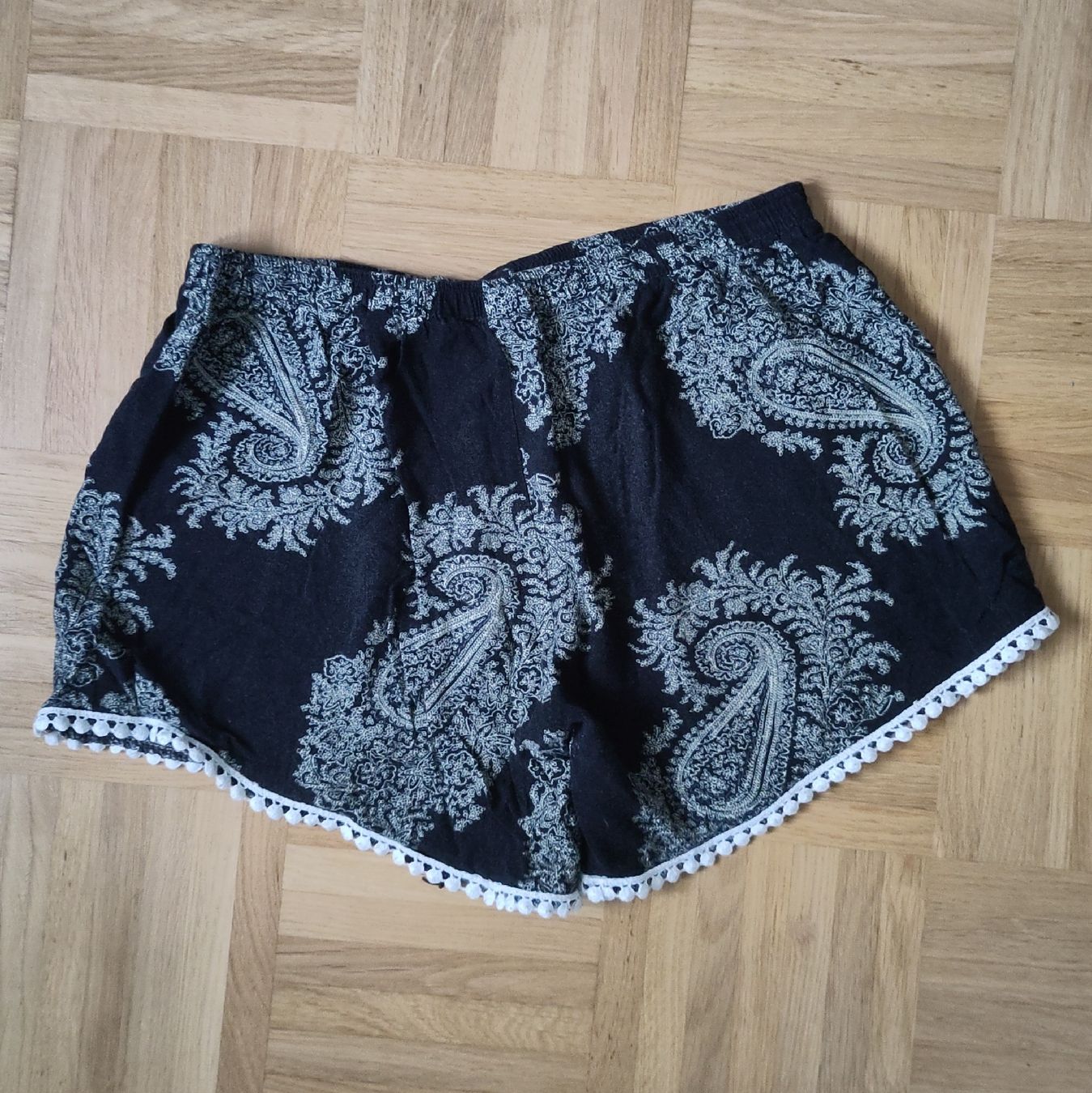 Pantaloni: Kurze Stoff Shorts – Usato da Bern venduto da icanhearyoursmile 1