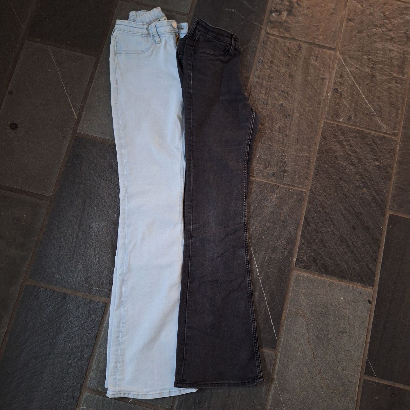 H&M Ensembles coordonnés: Flared Jeans Gr. 158 – D'occasion à Schübelbach par rab02