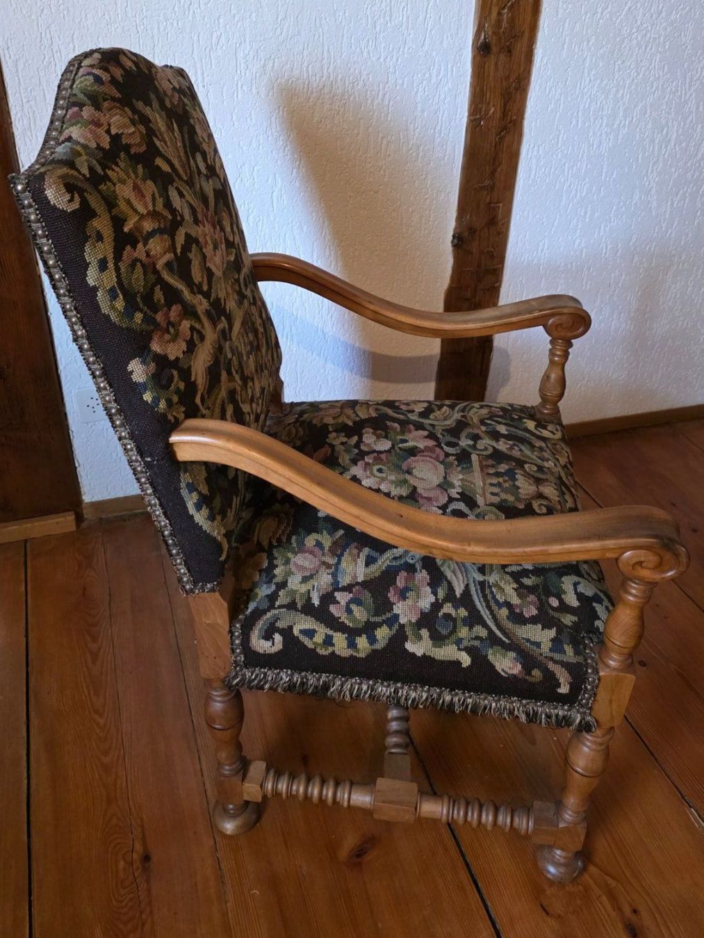 Poltrone: Antiker Gobelin Thron Hocker Sessel Stuhl Holz – Usato da Walterswil BE venduto da Lonitti 1
