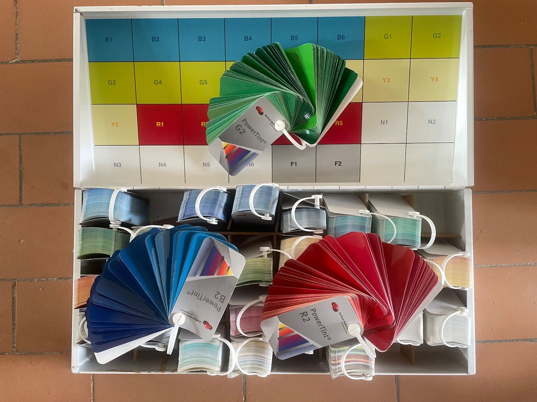 Colori: Farbmuster Farbkarte Nuancier Échantillon de couleurs – Usato da Biel/Bienne venduto da Garum 1