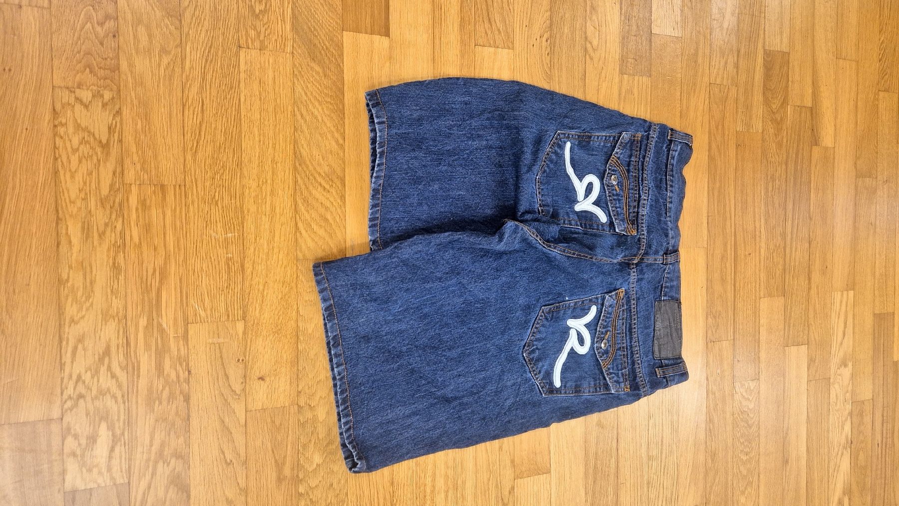 Jeans: rocawear jorts – Usato da Sarnen venduto da Fashionstuff 4