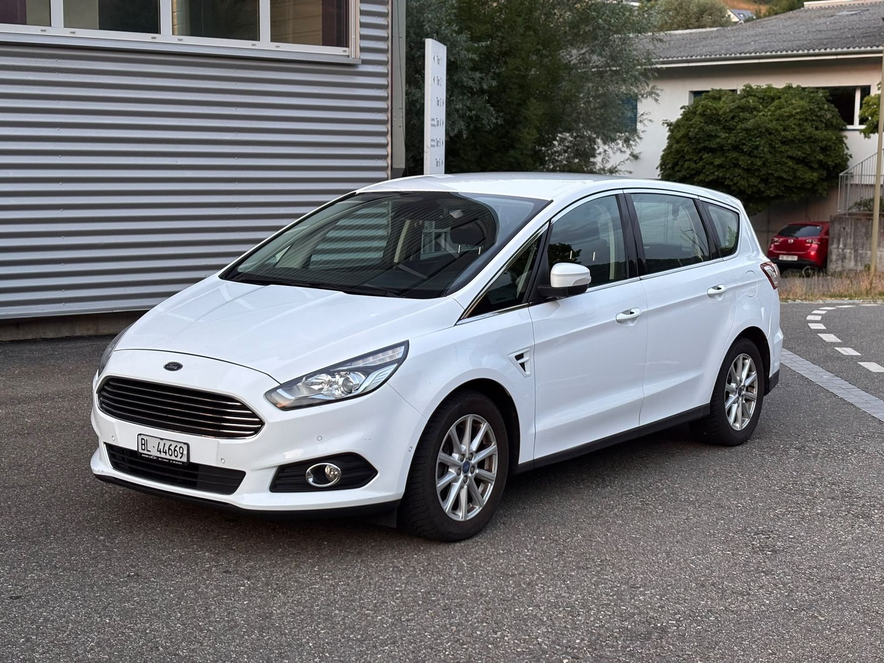 Ford Autos: Ford Smax 2016 Automat Ab Mfk – D'occasion à Liestal par Ferid79