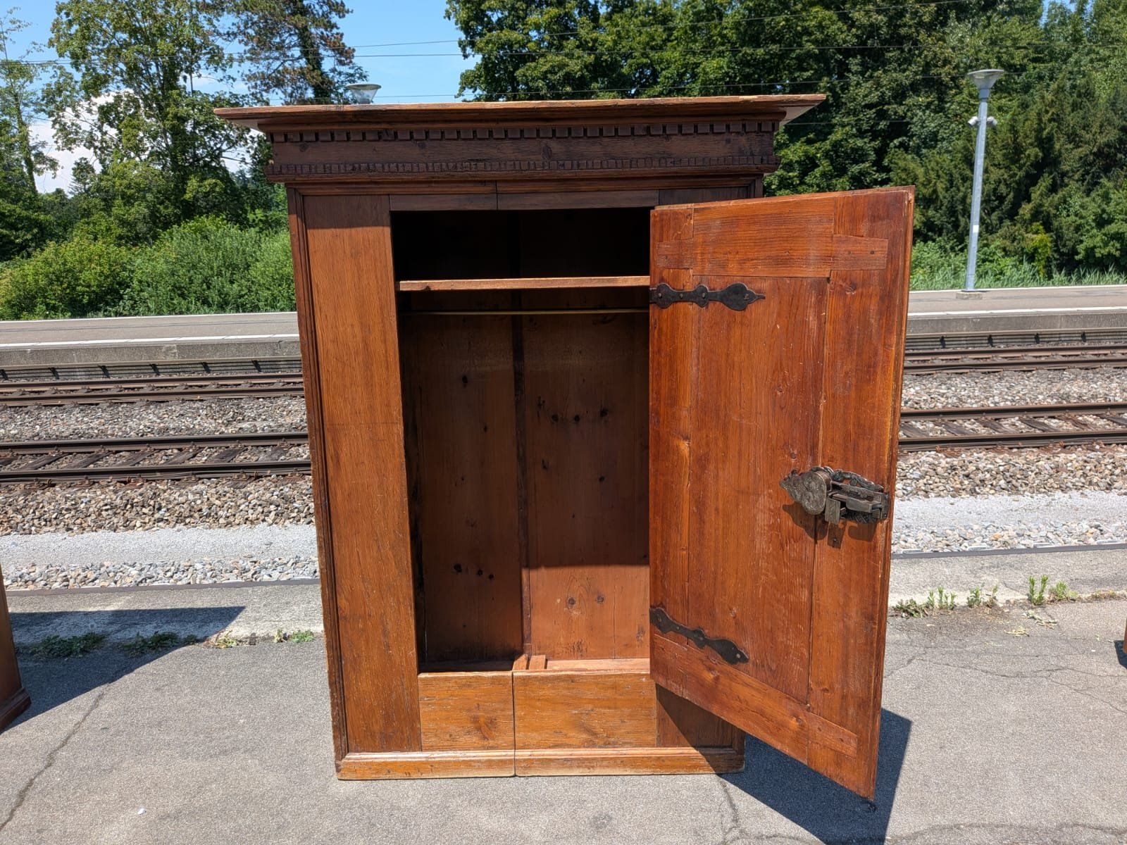 Armadi: 1 Türiger  Antiker Schrank -  - Ref. 06/41 – Usato da Au ZH venduto da BrockiAu 3