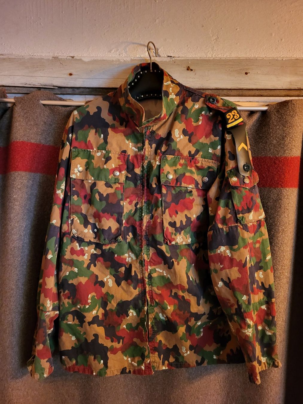 Schweizer Armee Uniformen: Schweizer Armee Tarnjacke 83 – Gebraucht aus Egliswil von rom_gd6f