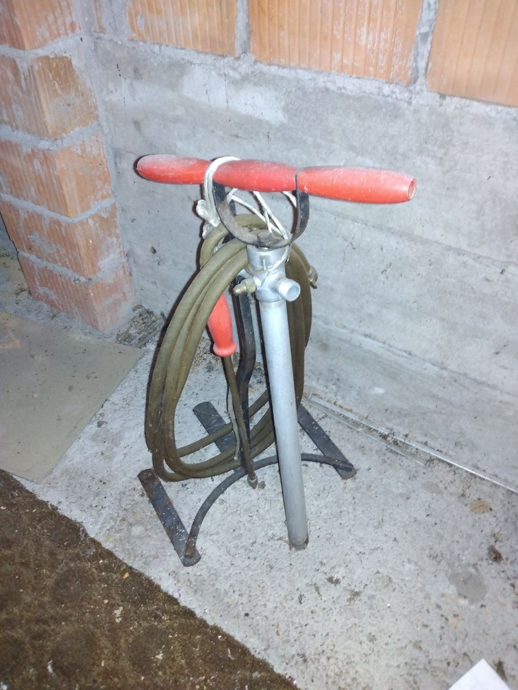 Pumpen & Teile: Standpumpe mit Schlauch rot – Gebraucht aus Belp von Guadalupe84