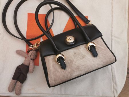 Tasche, die getragen, umgehängt