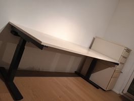 Stabiler Bürotisch höhenverstellbar mit 2 Korpussen