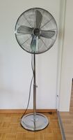 Standventilator aus Metall (Chrom)