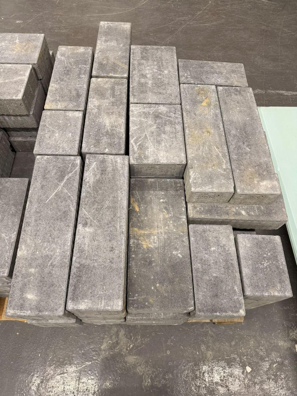 Pietre & tegole: Betonpflastersteine anthrazit, verschiedene Formate – Usato da Basel venduto da Lager_Outlet 1