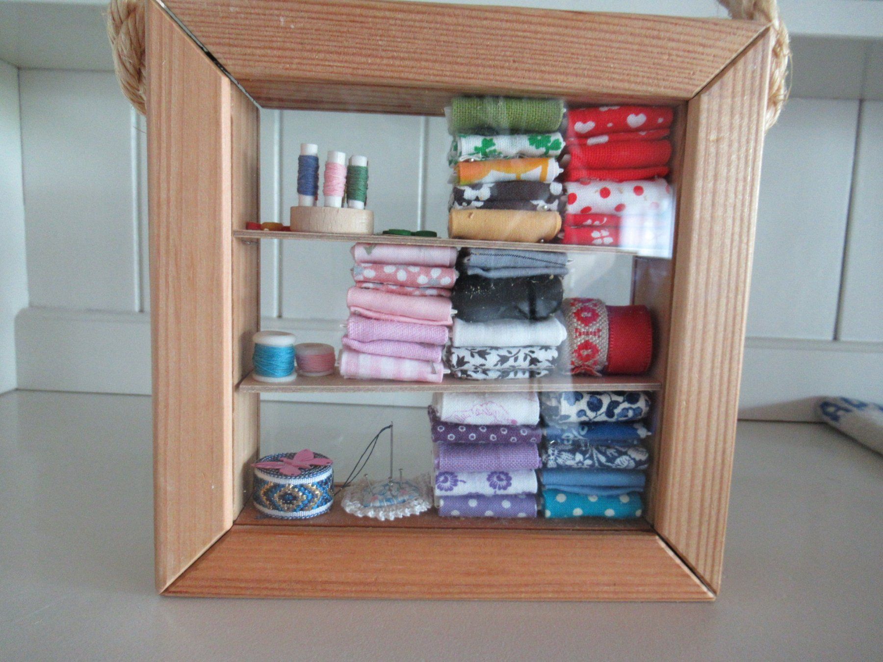 Barattoli: Alt Vintage Naehen Sewing  Diorama – Usato da Trimbach venduto da donlyn 2