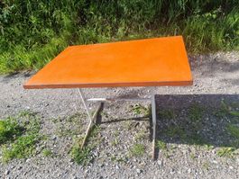 Garten Tisch orange klappbar für den Sommer, gut erhalten