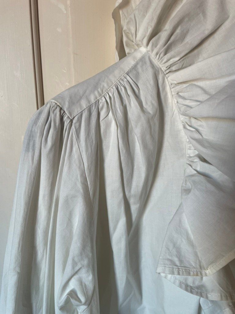 Blusen: Weisse Rüschenbluse – Neu (gemäss Beschreibung) aus Thusis von suh_5qmg 1