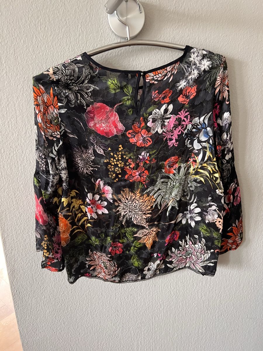 Marc Cain Chemisiers: Bluse Marc Cain, Gr. 36, schwarz mit farbigen Blumen – D'occasion à Solothurn par Brini06 3