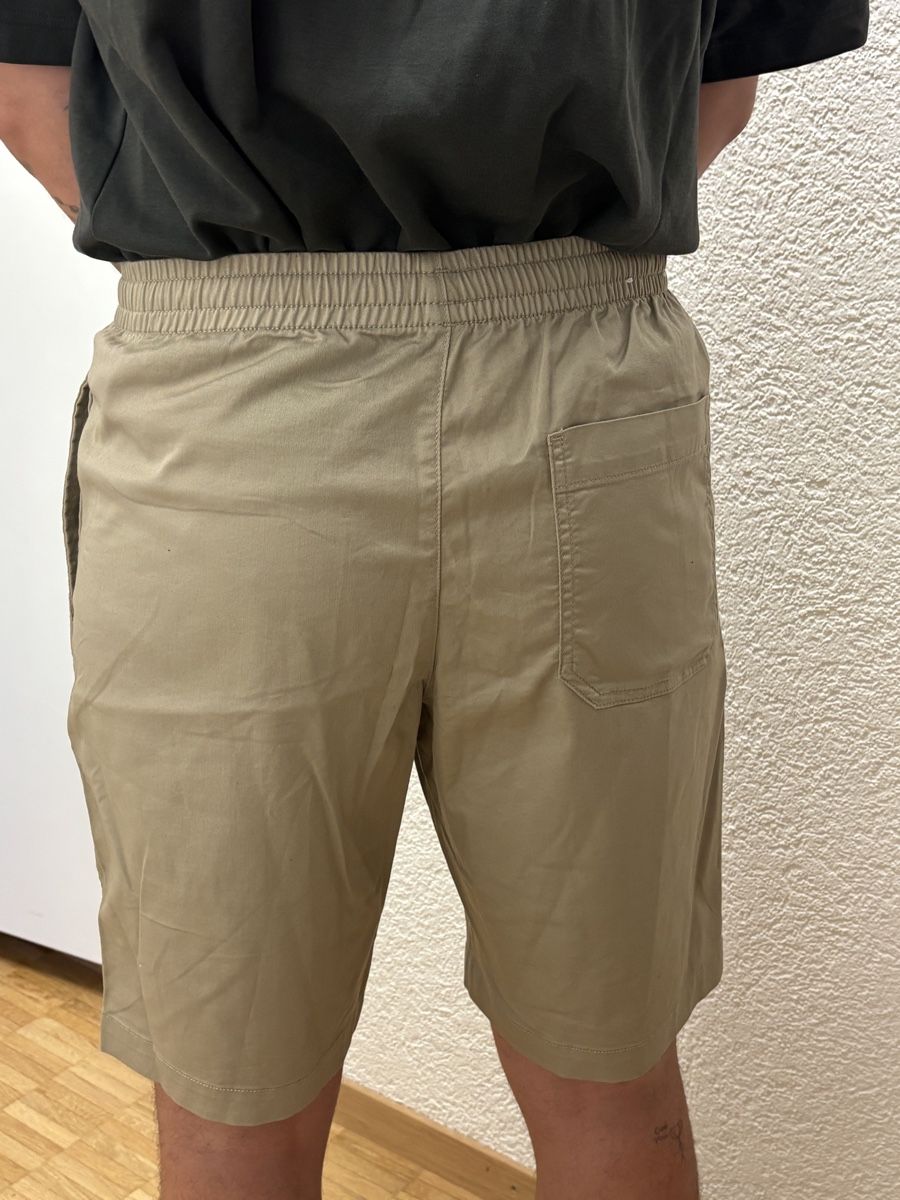 Uniqlo Pantaloni: UNIQLO BEIGE SHORTS MIT ELASTISCHEM BUND - M – Nuovo (secondo la descrizione) da Kehrsatz venduto da luc_vs5c 1