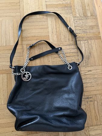 Schwarze Michael Kors Tasche mit Silberdetails! Top