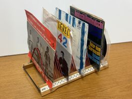 Vintage Schallplattenständer mit 5 Single-Schallplatten
