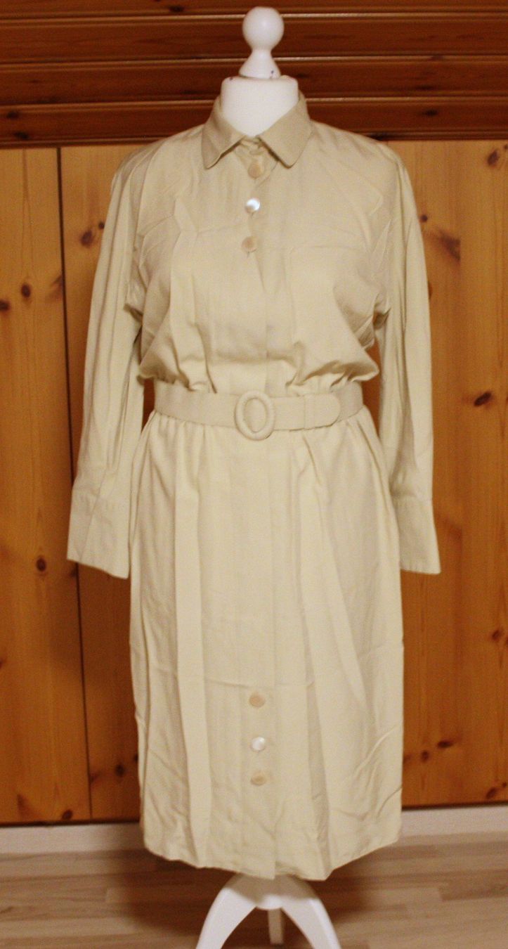 Vestiti: Kleid AKRIS beige Gr. 42 – Usato da Flüelen venduto da Diversicum-Vintage