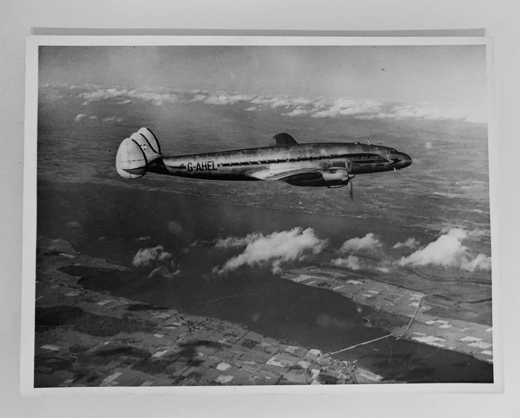 Posters & Illustrations: Foto einer Lockheed Constellation – D'occasion à Bern par Artbrokerswitzerland