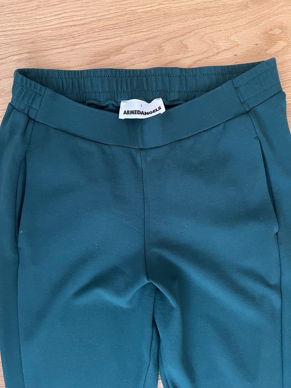 Armedangels Pantaloni: ARMEDANGELS Stoffhose dunkelgrün Grösse S – Usato da Naters venduto da powerlara_ 1