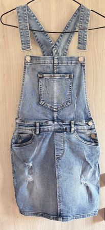 Salopette en jean courte - Look décontracté et tendance!
