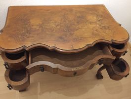 Nussbaum Sideboard (19. Jh.) mit Eck-Schubladen
