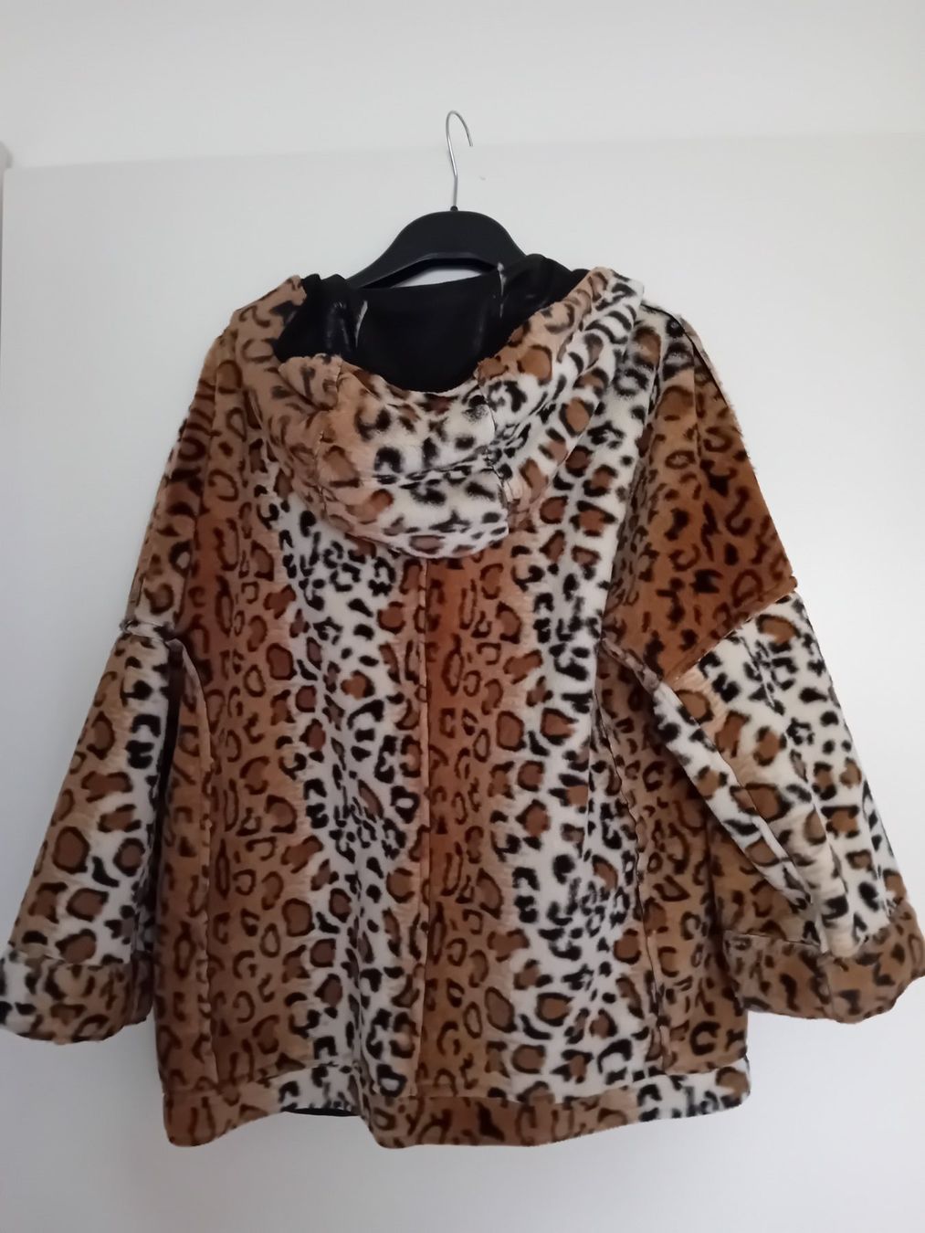 Cappotti: Mantel Damen reversible, Leopard oder schwarz, Gr. 38, NEU – Nuovo (secondo la descrizione) da Stansstad venduto da R.Anna 1