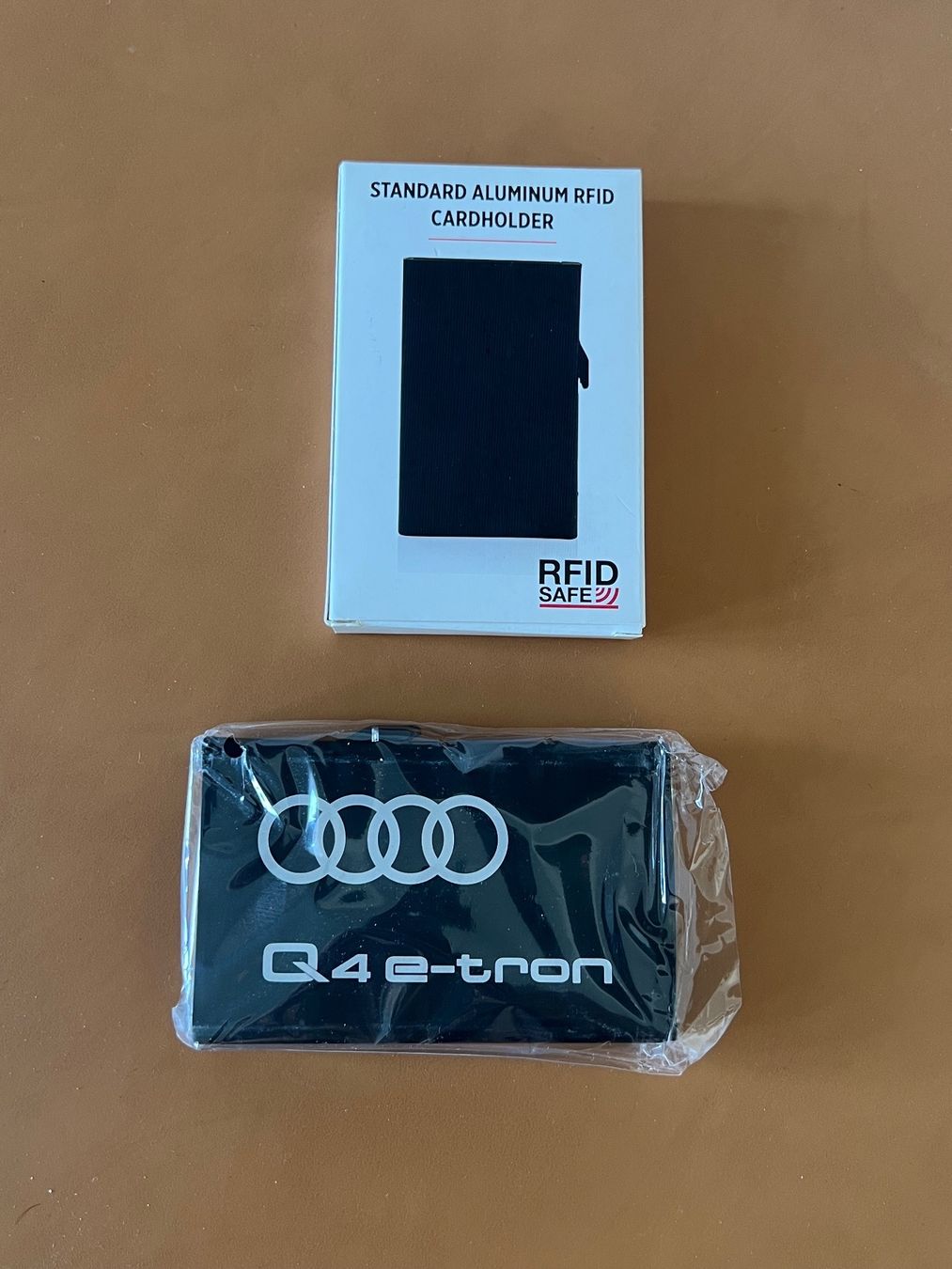 Portafogli: Cardholder Audi Aluminum Neu – Nuovo e nell'imballaggio originale da Unterseen venduto da Fruchtfleisch