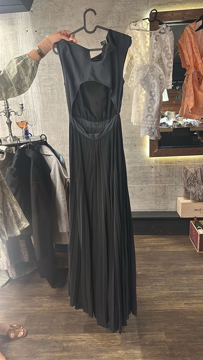 Mango Kleider: Robe longue  noire plissée occasion spéciale éte mango  – Gebraucht aus Courroux von lan_5f9f 1