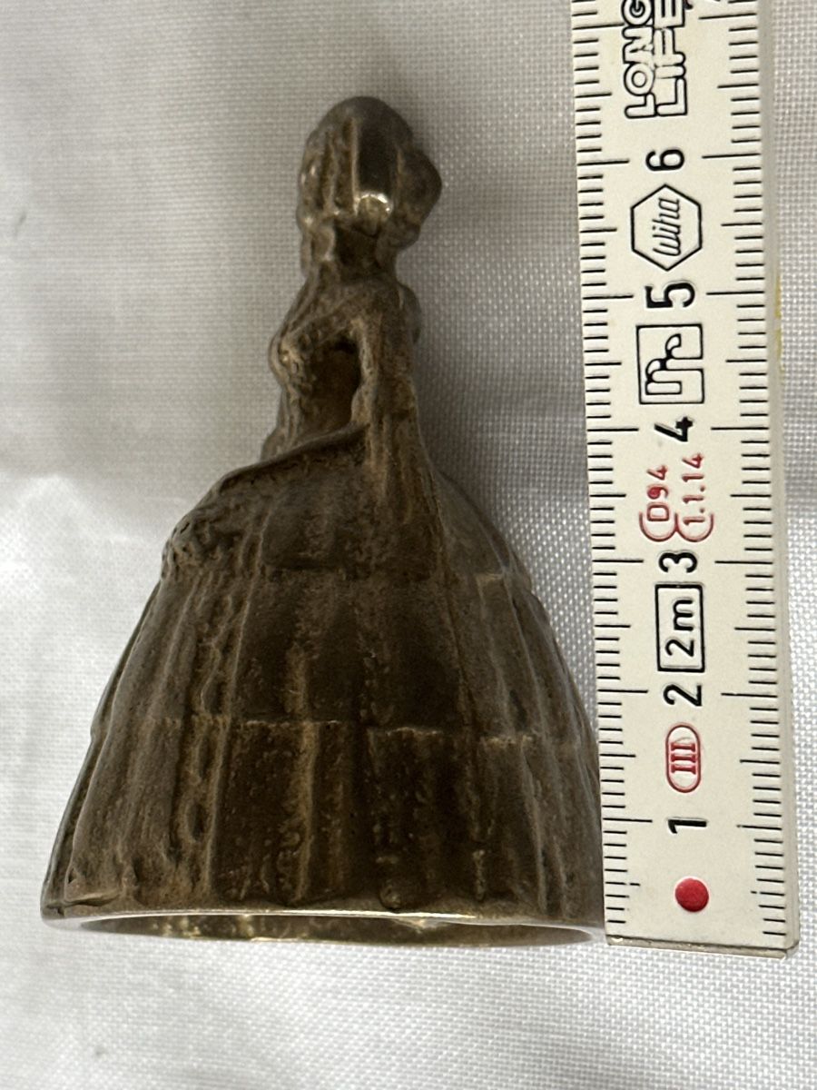 Glocken & Treicheln: Antike Glocke Messing Dame Glockenfigur 7,5cm hoch – Gebraucht aus Zürich von Chaeffeler 2