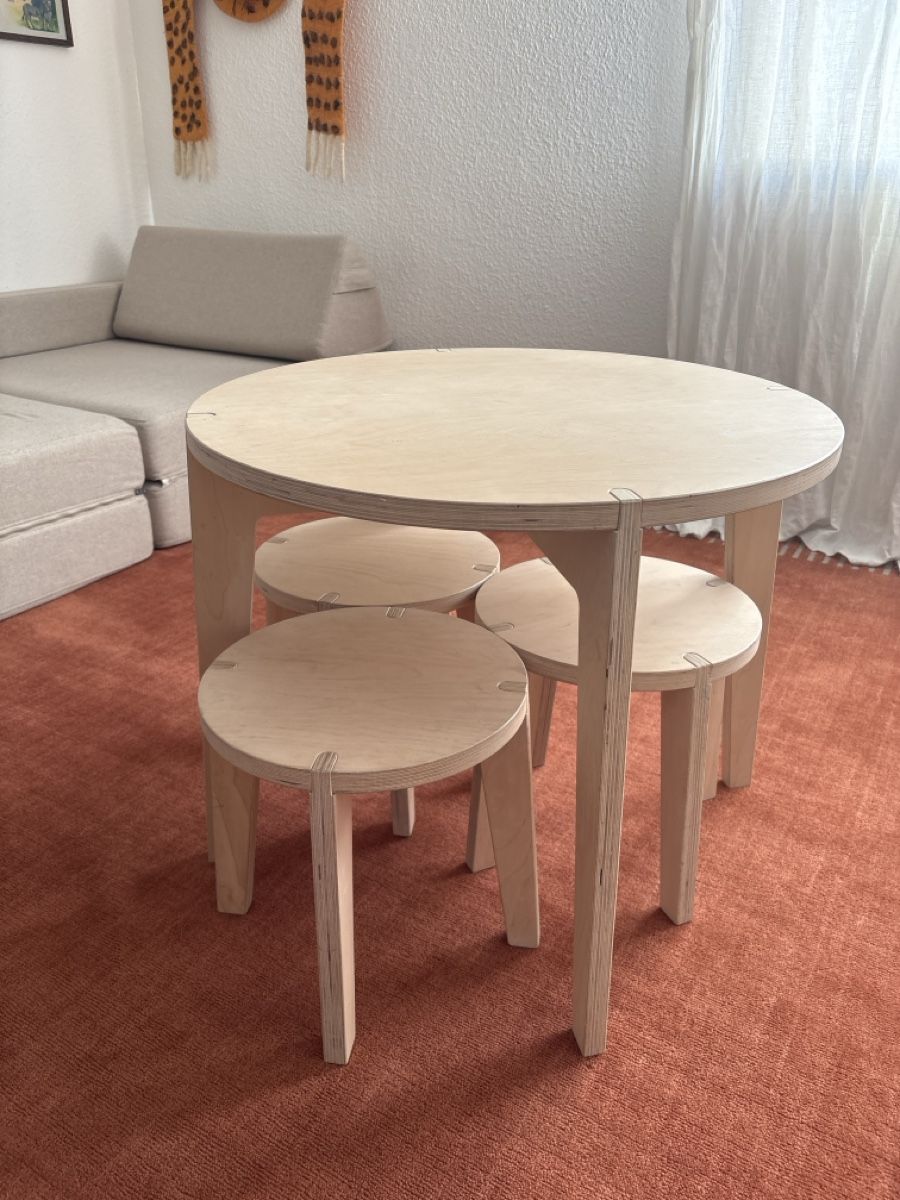 Tavoli: Blueroom Design Kindertisch & 3 Hocker – Usato da Zürich venduto da winkandsmile 1