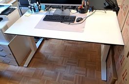 Stehtisch von Mohn Wohnkultur, elektrisch höhenverstellbar