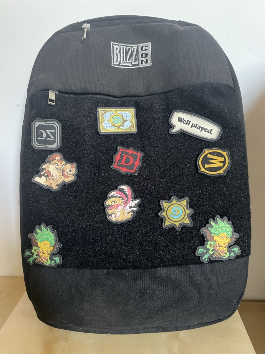 Zaini: Blizzard Blizzcon backpack with 10 badges and sampler book – Usato da Comano venduto da alice_x26x