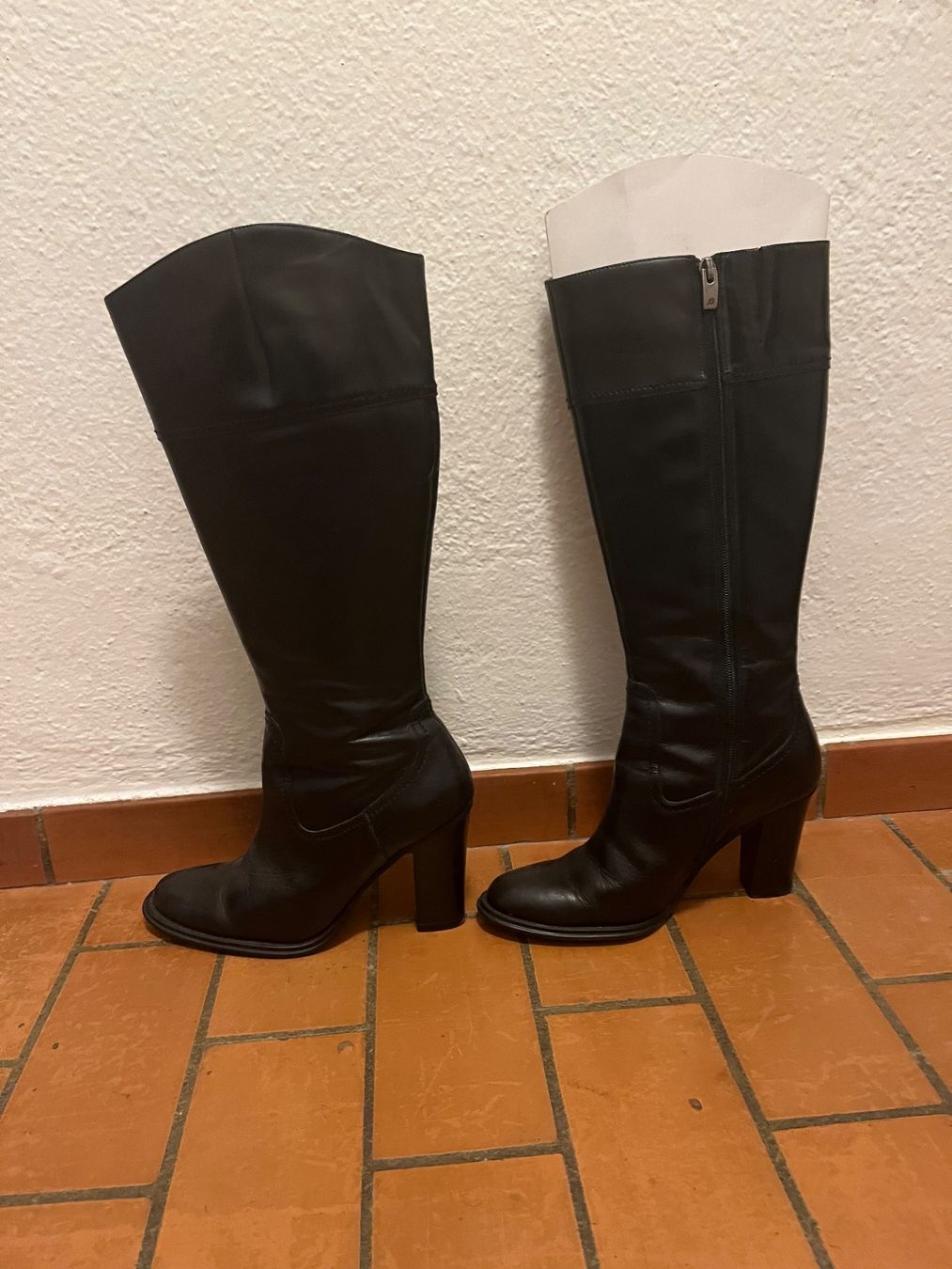 Scarpe da donna: Schwarze Lederstiefel Gr. 38 Bata – Usato da Zürich venduto da Carlo05101971 1